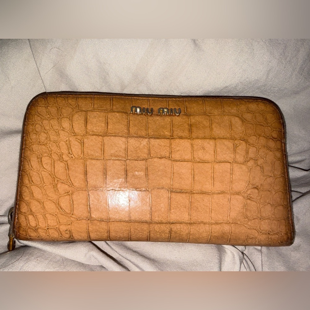 ⭐️🌟 Miu Miu full Zipper Wallet -Shes so pretty! Fully functional great condition